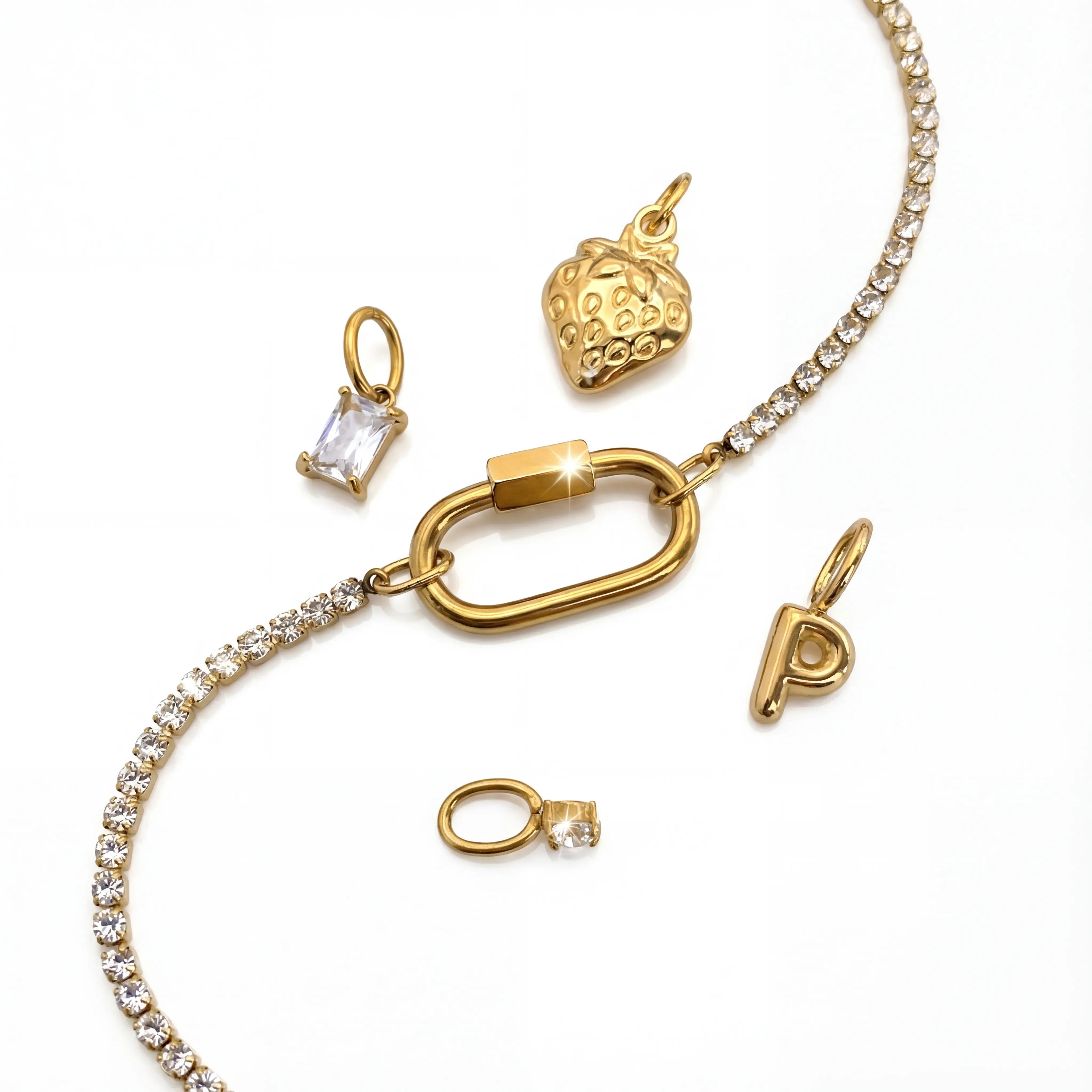 قلادة تعويذة الحرف الأول بالفراولة