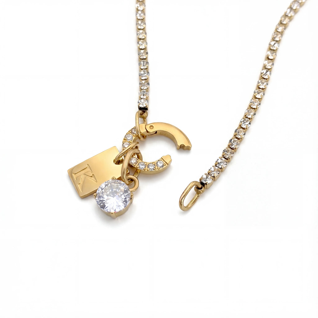 قلادة سوليا كارابينر بحرف أولي