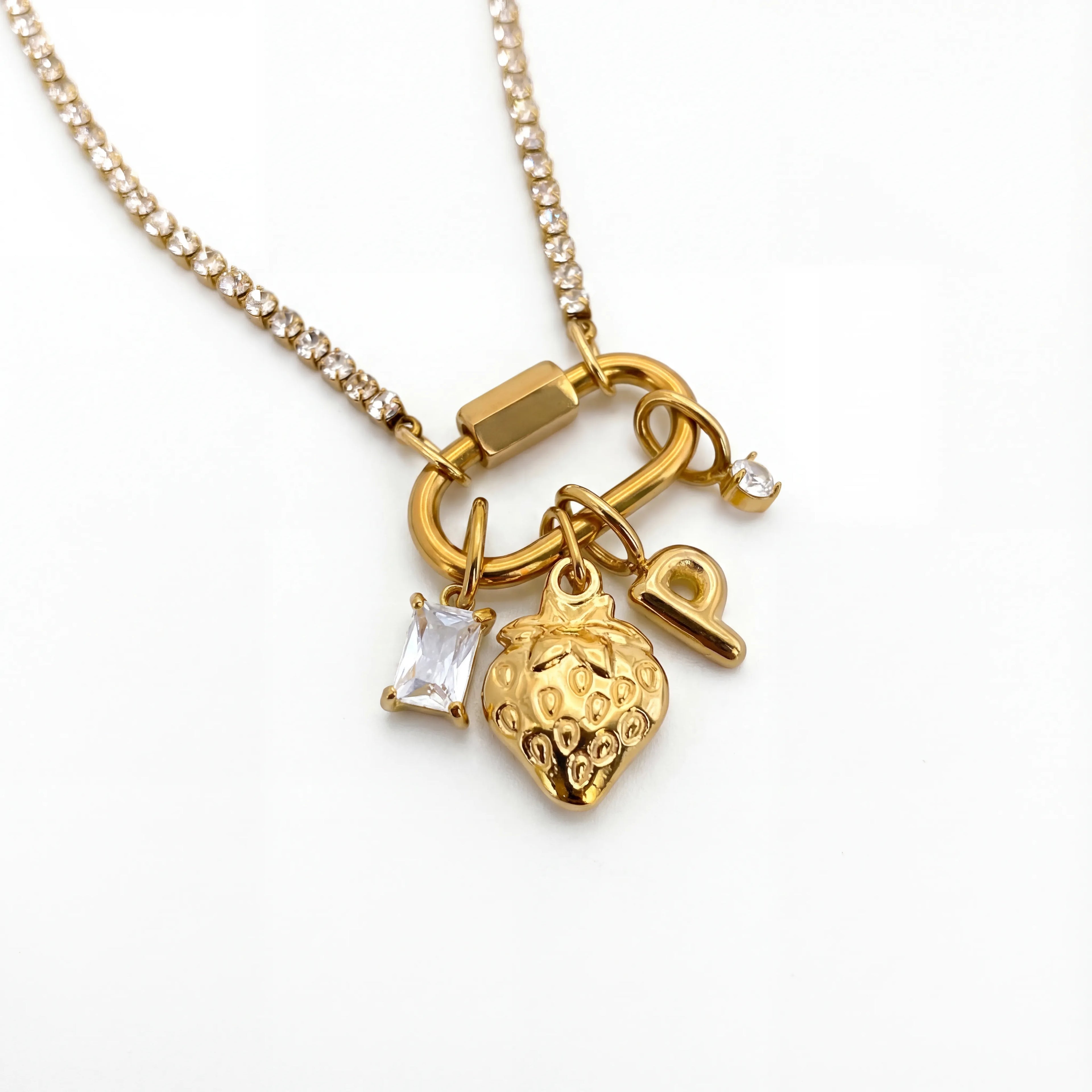 قلادة تعويذة الحرف الأول بالفراولة