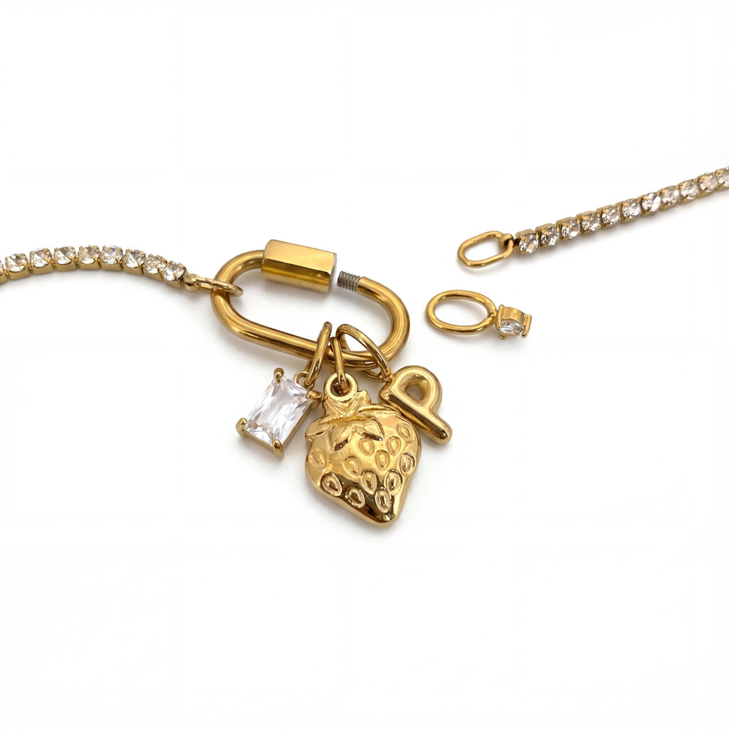 قلادة تعويذة الحرف الأول بالفراولة