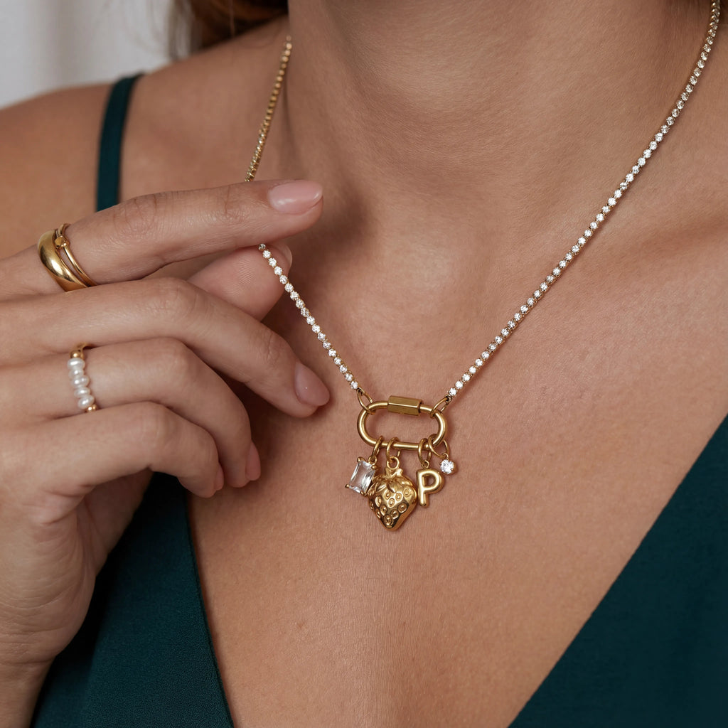 قلادة تعويذة الحرف الأول بالفراولة