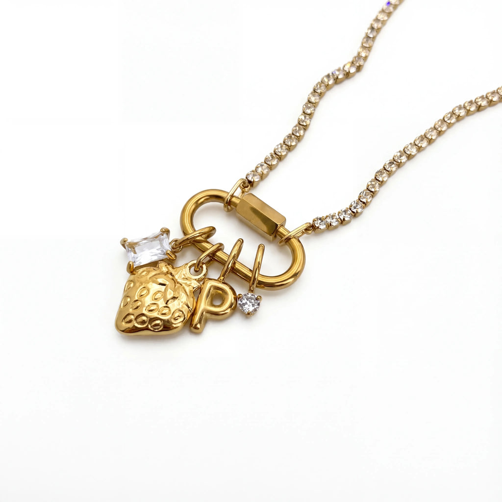 قلادة تعويذة الحرف الأول بالفراولة