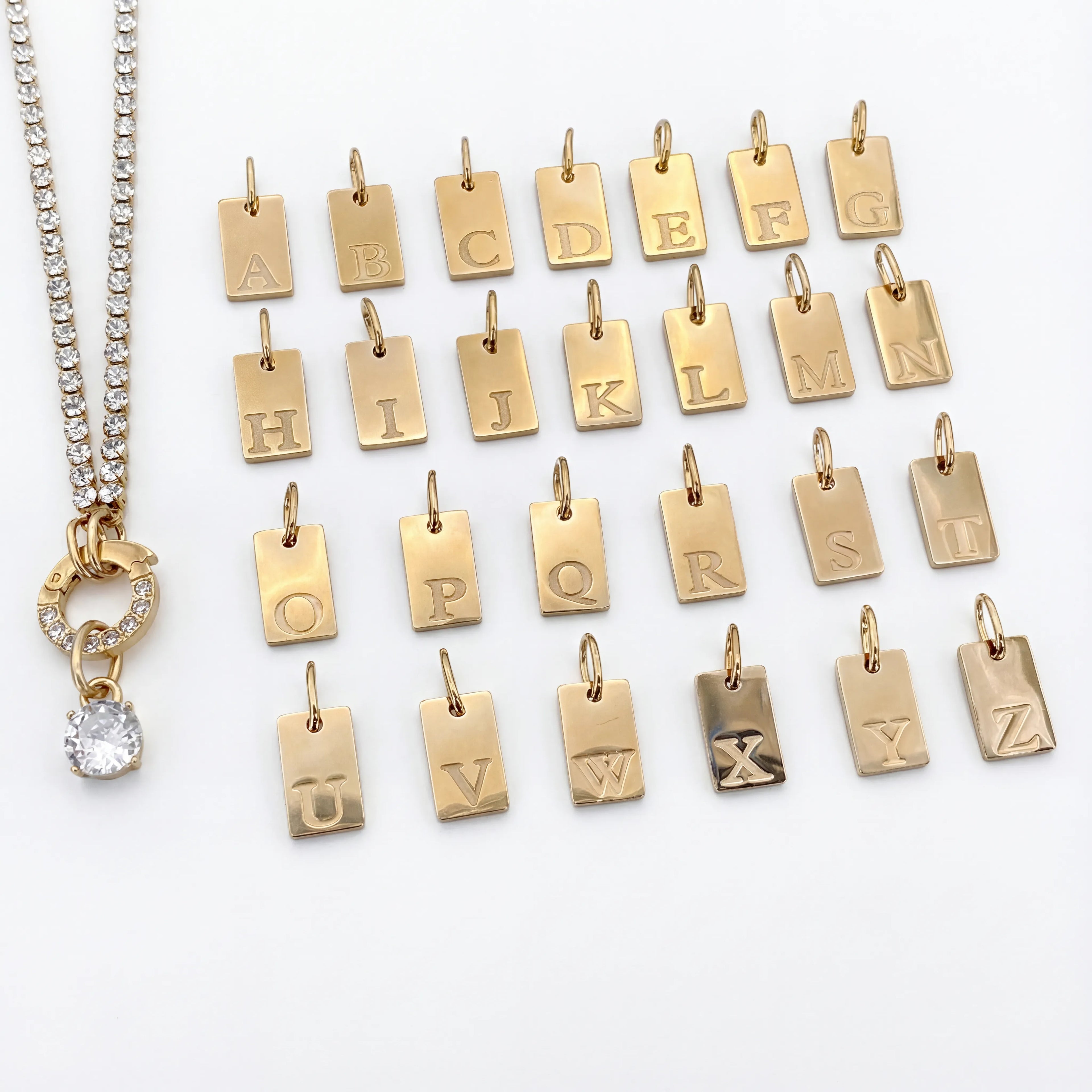 قلادة سوليا كارابينر بحرف أولي