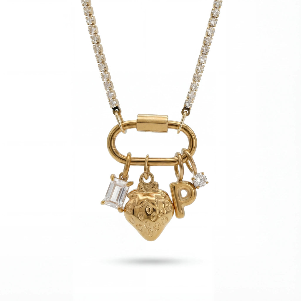 قلادة تعويذة الحرف الأول بالفراولة