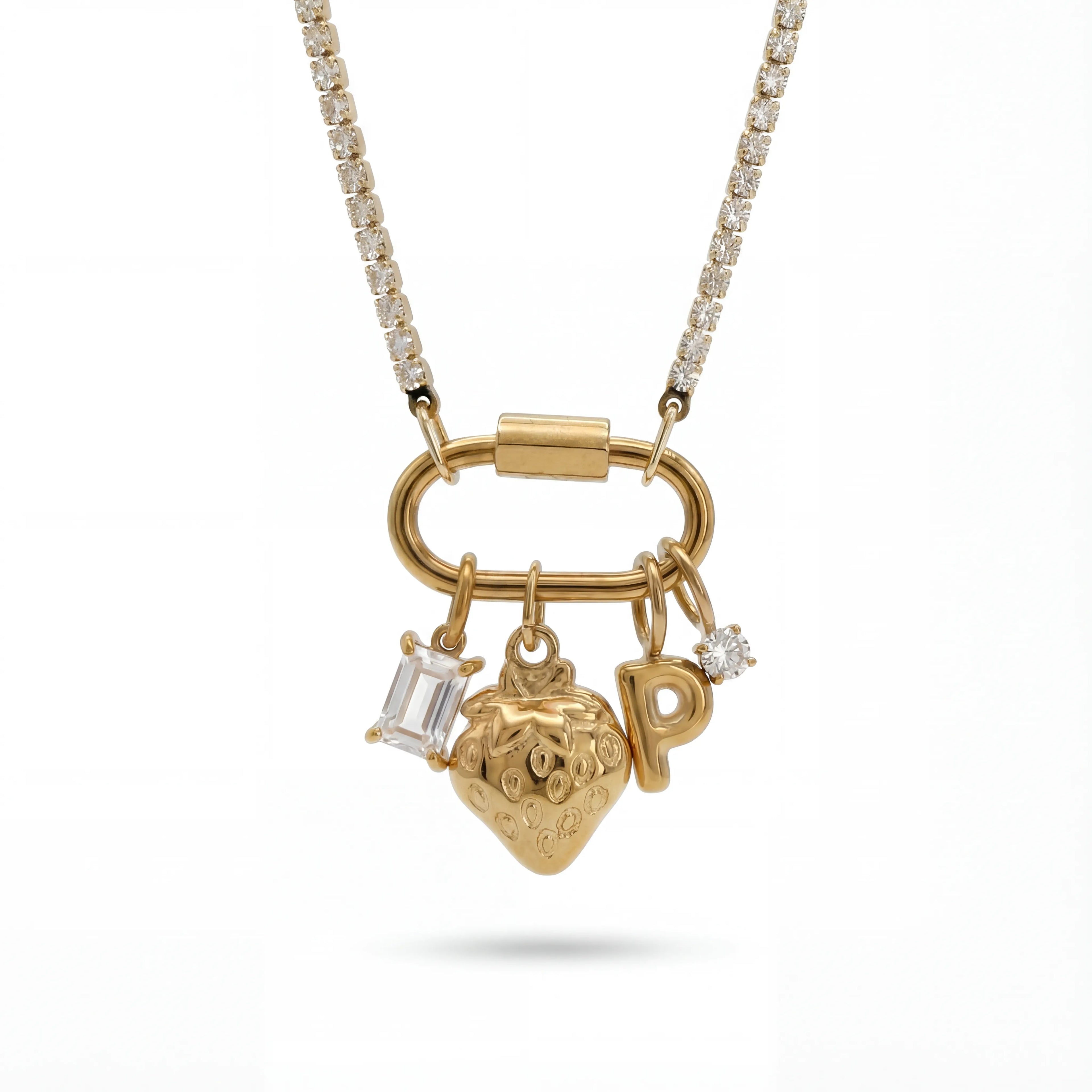 قلادة تعويذة الحرف الأول بالفراولة