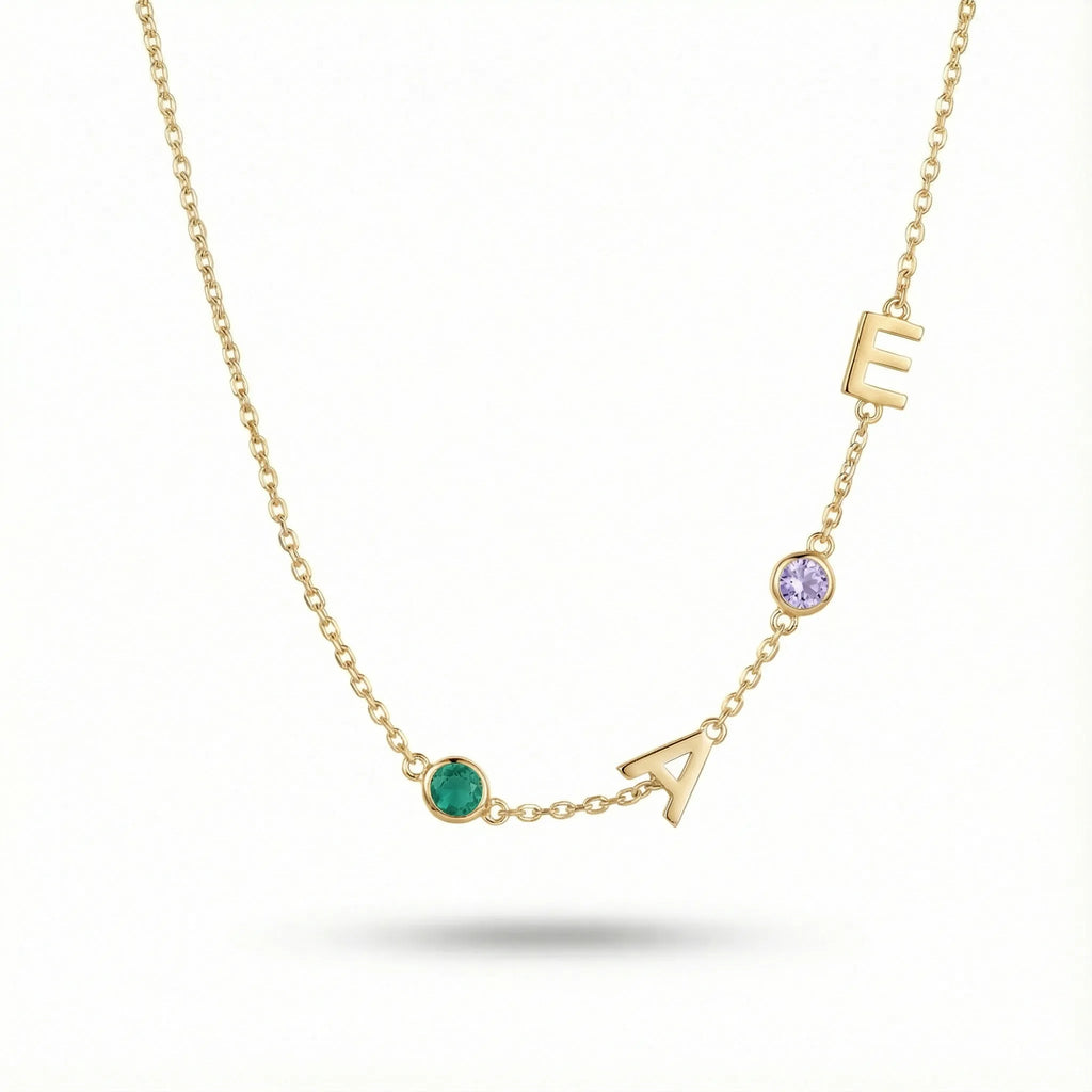 Collar lateral con letra y piedra de nacimiento