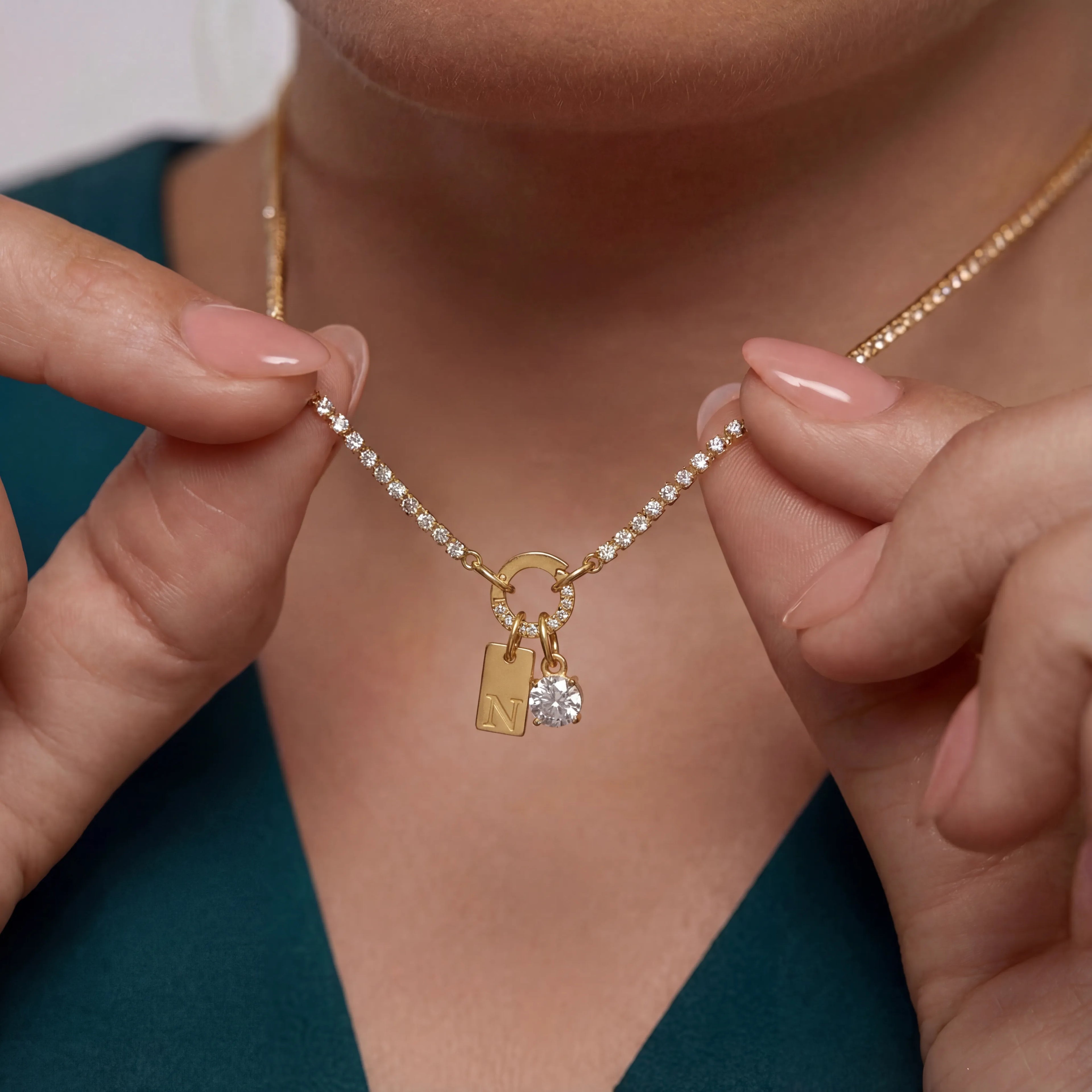 قلادة سوليا كارابينر بحرف أولي