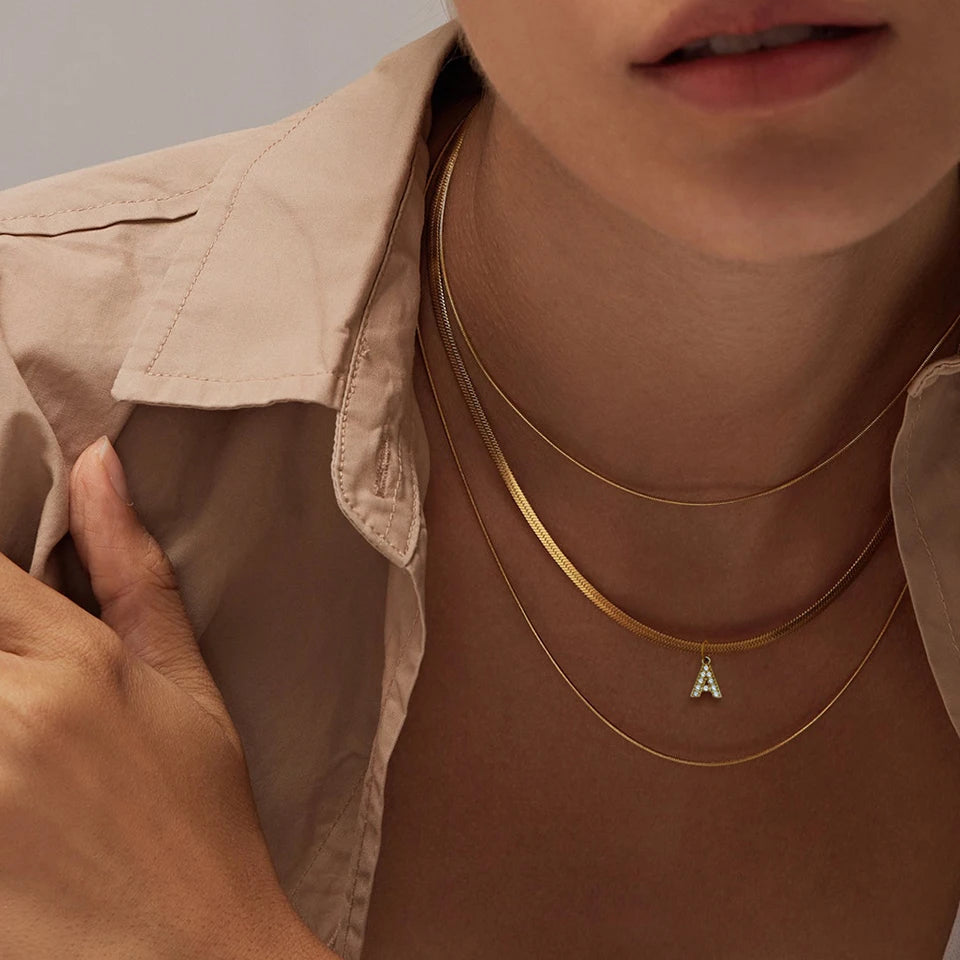 قلادة بحرف أول مزينة بأحجار بافي