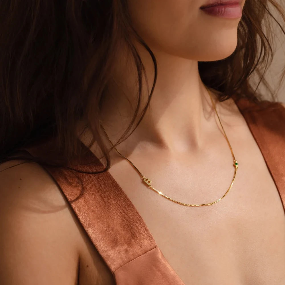 قلادة مخصصة بالحرف الأول وحجر الميلاد