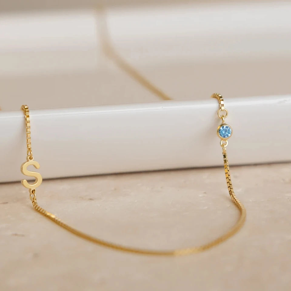 قلادة مخصصة بالحرف الأول وحجر الميلاد