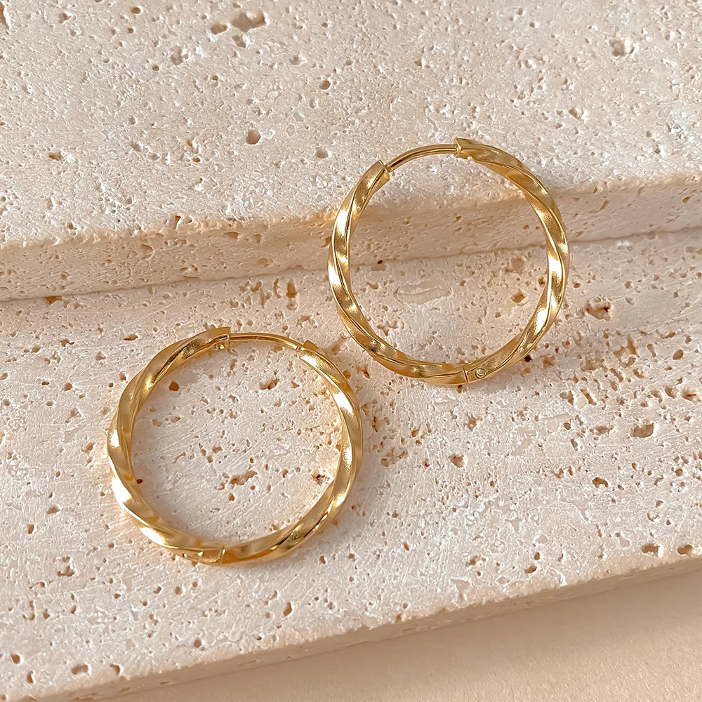 Pendientes de aro tipo huggie retorcidos