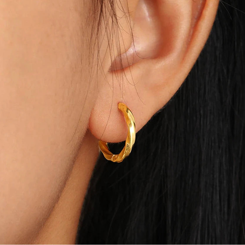 Pendientes de aro tipo huggie retorcidos