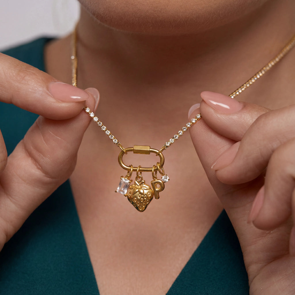 قلادة تعويذة الحرف الأول بالفراولة