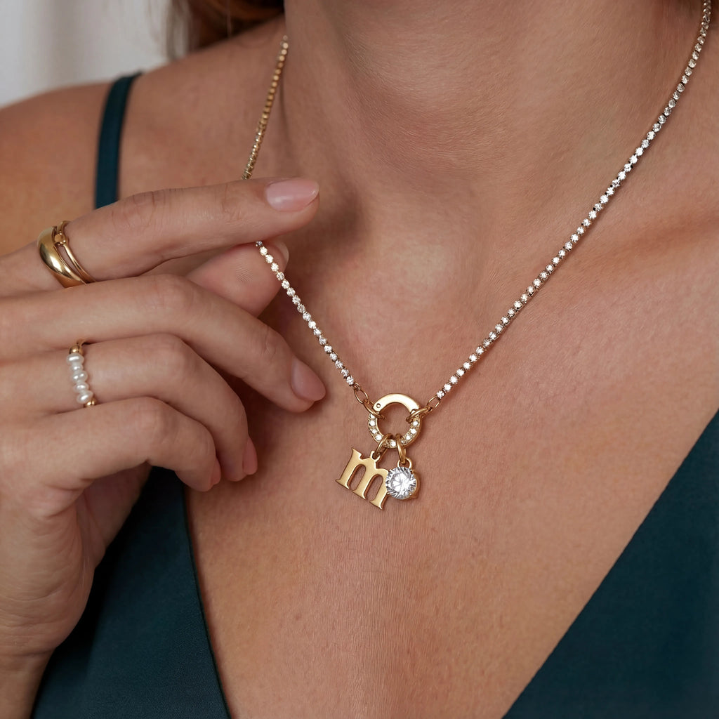 قلادة الحرف الأول من الأبراج