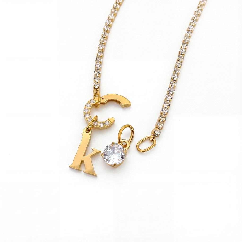 قلادة الحرف الأول من الأبراج