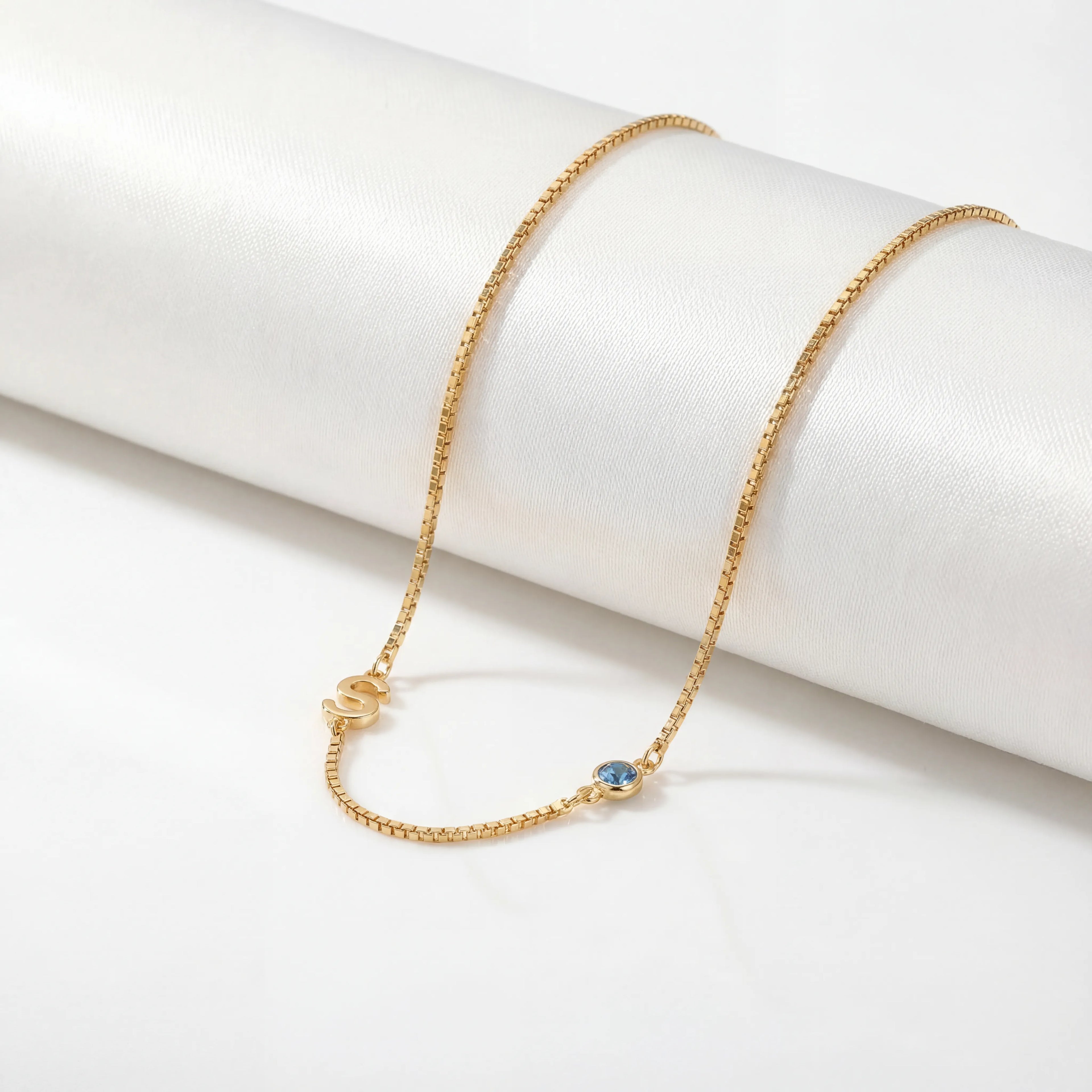 قلادة مخصصة بالحرف الأول وحجر الميلاد